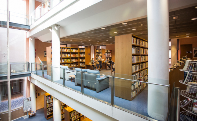 La biblioteca incorpora un centenar de nous títols al catàleg.