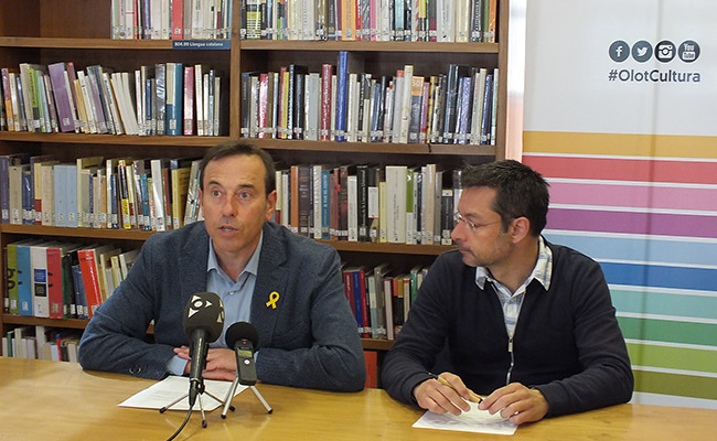 Pep Berga i Ricard Sargatal, presentant la jornada de reflexió sobre els premis Ciutat d'Olot.