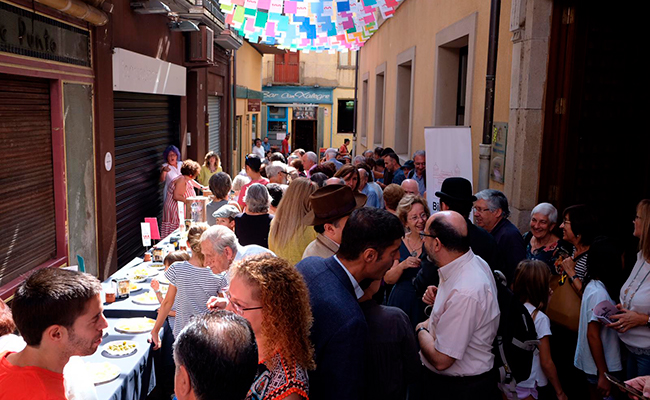 Vermut popular, al carrer Pati. Foto: Martí Albesa