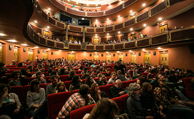 La platea del teatre plena, abans de començar un espectacle.