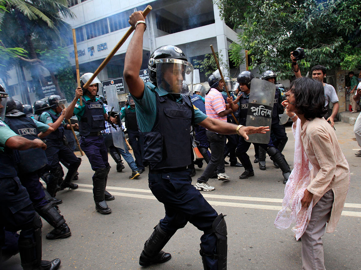 Càrrega policial. Foto: Andrew-Biraj