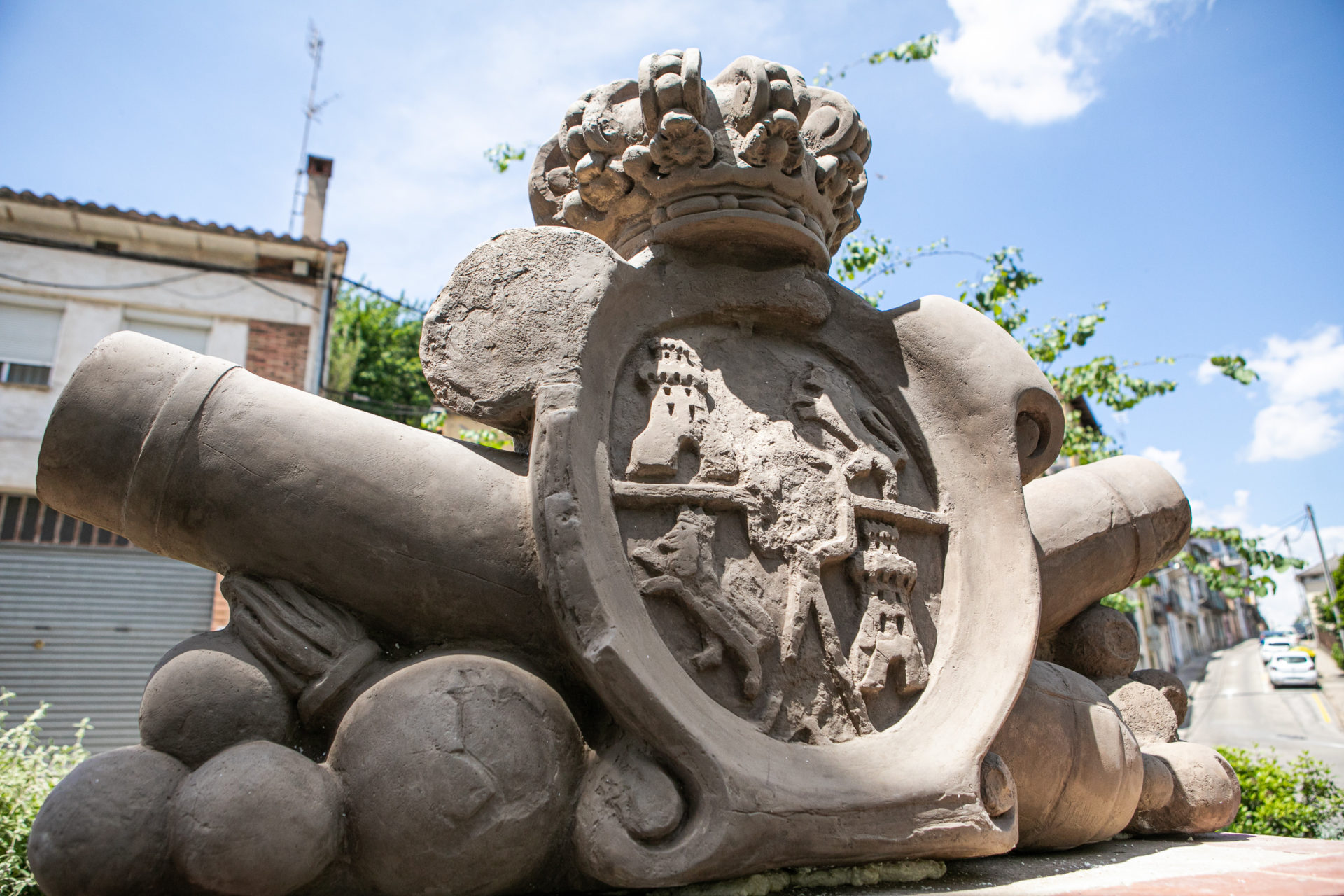 Restauració de l'escut de la font de Sant Bernat.
