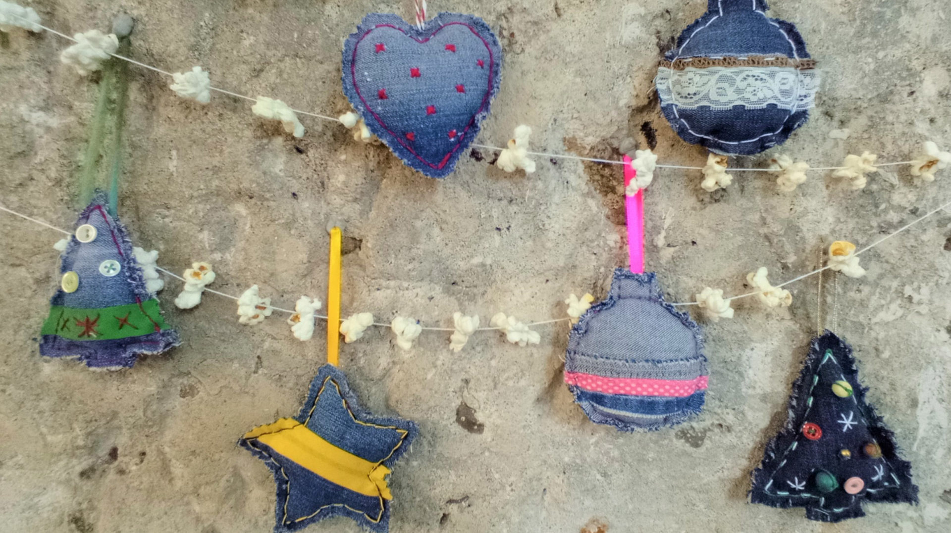 Taller d’ornaments amb roba texana