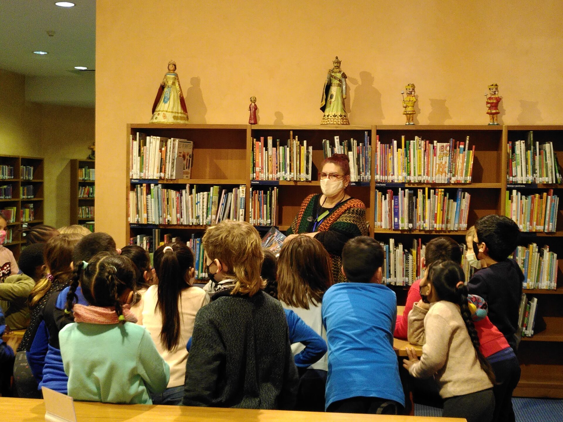 Visita escolar a la Biblioteca Marià Vayreda.