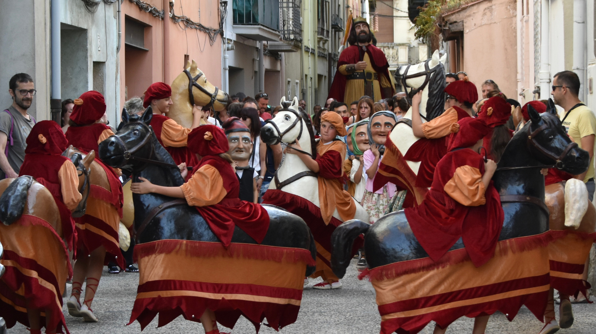 Cercavila de fi de festa il·luminada amb espelmes