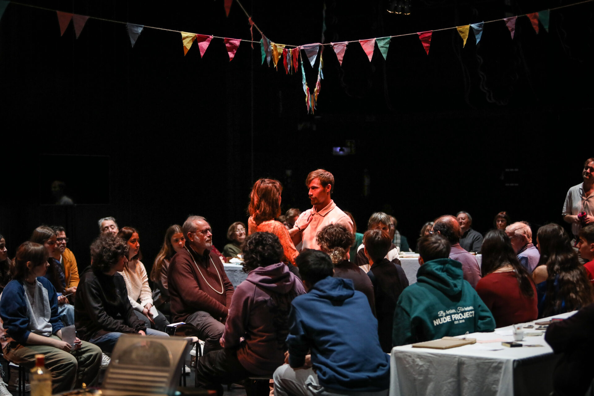 Els Casals de la Gent Gran omplen quatre sessions al teatre compartides amb estudiants