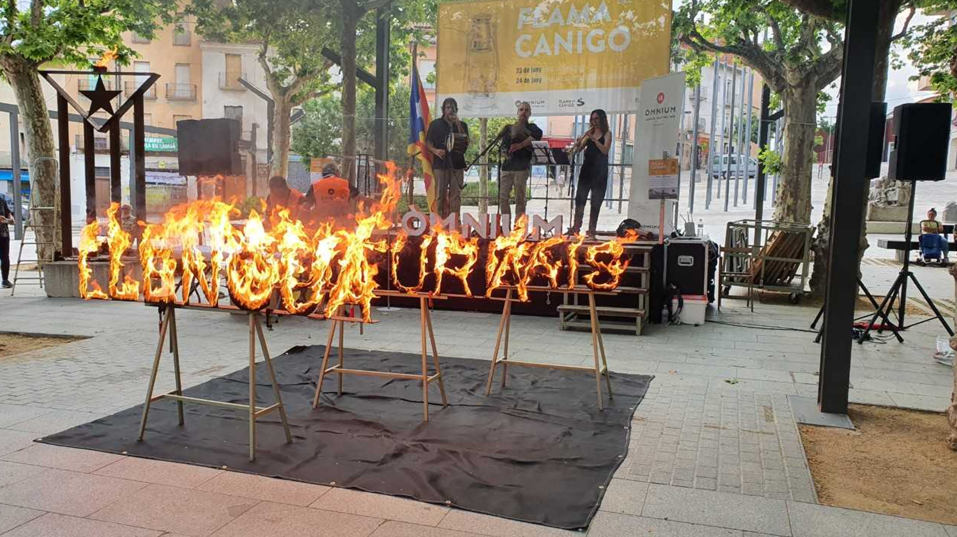 Arribada de la Flama del Canigó a la Garrotxa