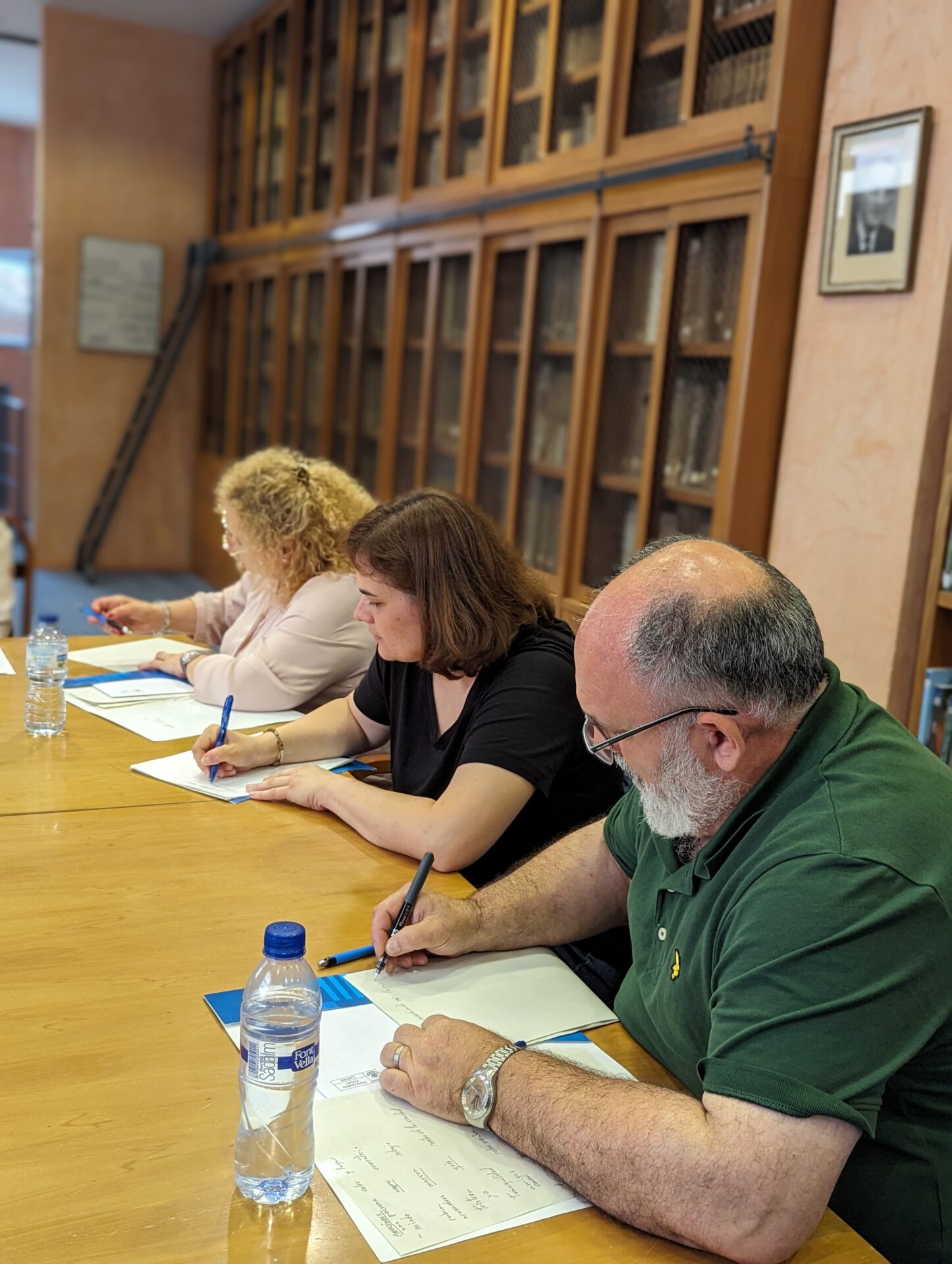 Relat-AP porta a la Biblioteca Marià Vayreda un taller d’escriptura per fomentar el benestar emocional