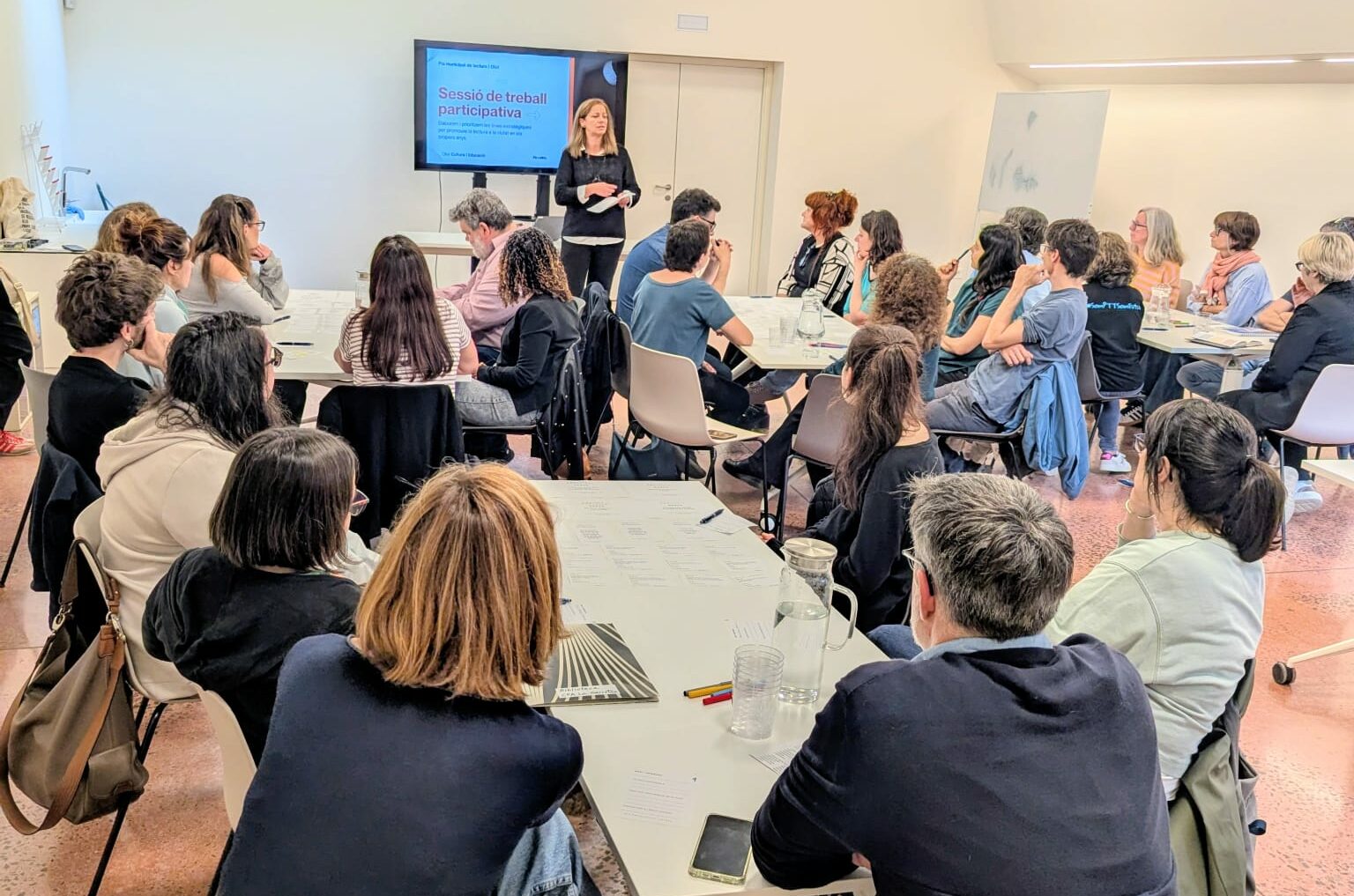 Olot comença a definir el seu Pla de Foment Lector amb una trobada oberta a agents educatius, culturals i socials