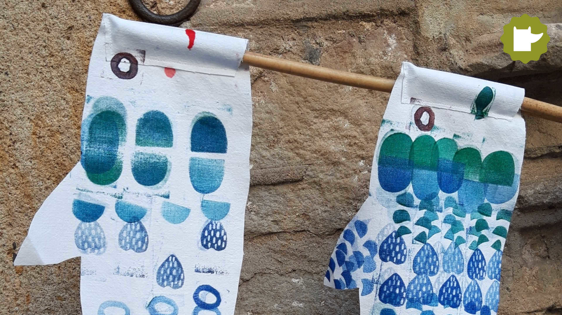 Taller infantil d’estampació sobre peixos de roba
